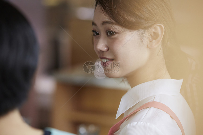 在学习烹饪的烹饪班成员在试吃图片