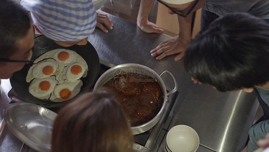 在学习烹饪的烹饪班成员图片