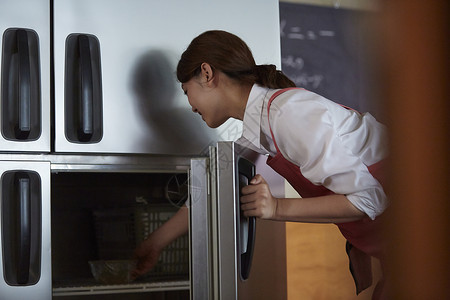 烹饪课老师在示范做饭图片