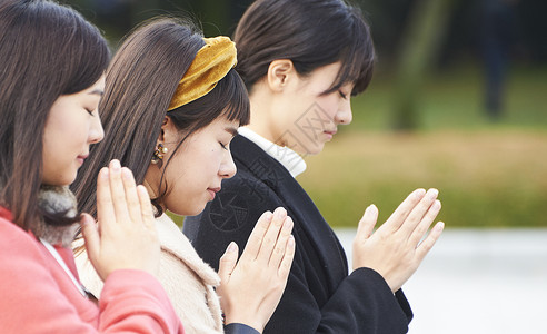 假期户外留白广岛和平纪念公园一位致力于祈祷的女人图片