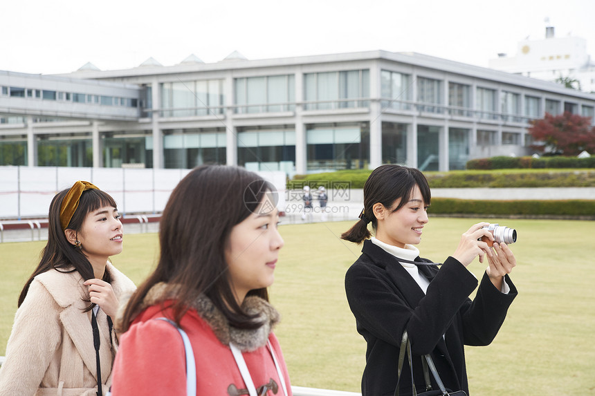 带着相机来采风的女游客广岛和平纪念公园图片