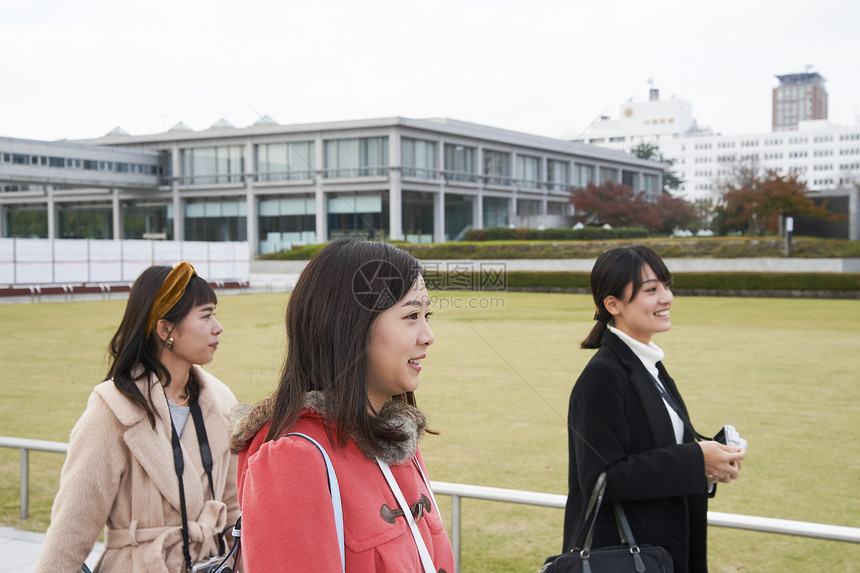 带着相机来采风的女游客广岛和平纪念公园图片