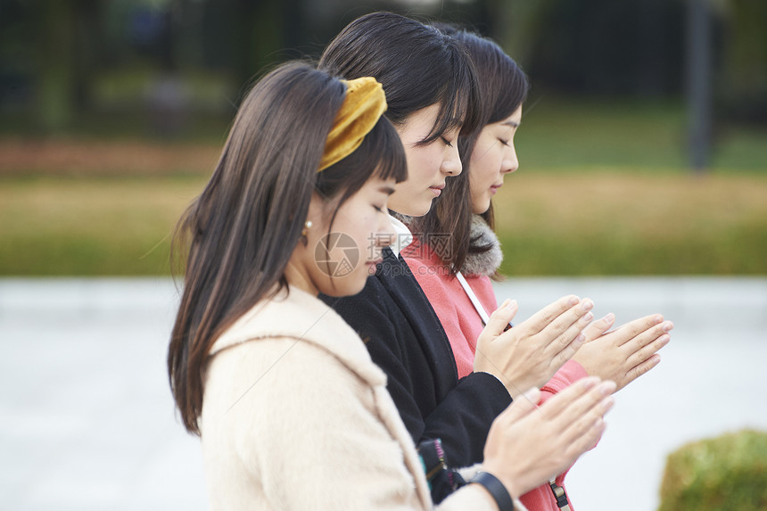 在广岛和平纪念公园祈祷的女人图片