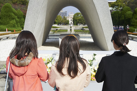 旅途女重建广岛和平纪念公园一位致力于祈祷的女人图片