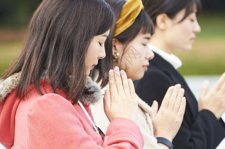 假日户外女孩广岛和平纪念公园一位致力于祈祷的女人图片