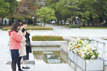 三位好姐妹一起出来逛广岛纪念和平公园背景图片