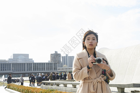 带着相机来采风的女游客广岛和平纪念公园背景图片