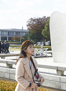 逛广岛纪念和平公园的女生背景图片