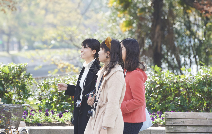 三位好姐妹一起出来逛广岛纪念和平公园图片