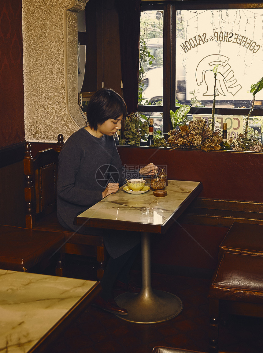 在咖啡店看书喝咖啡的美女图片