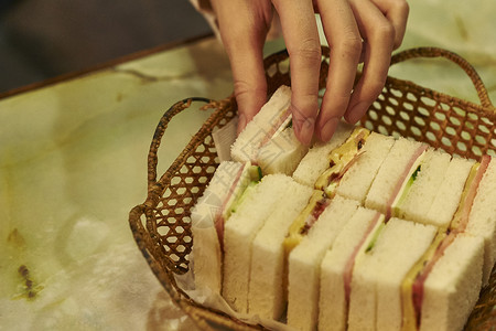 竹编盘子里的三明治高清图片