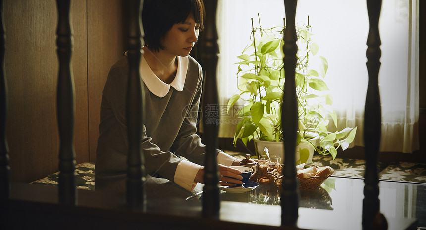 在咖啡馆放松休息的女顾客图片