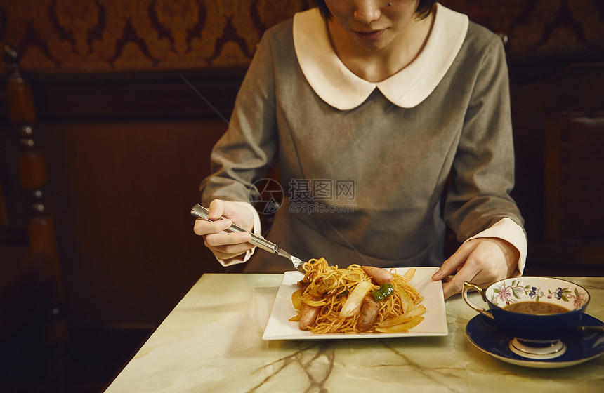 在咖啡馆吃饭的女顾客图片
