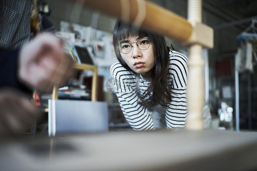 手工艺人在指导学生装订书籍图片