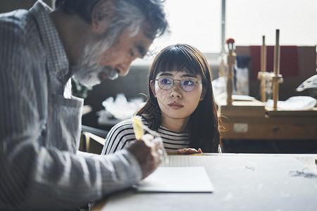 教室内制作手工的老师和学生图片