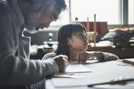 教室内制作手工的老师和学生图片