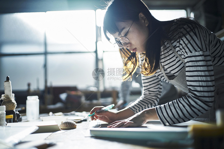  认真画图纸的女性图片