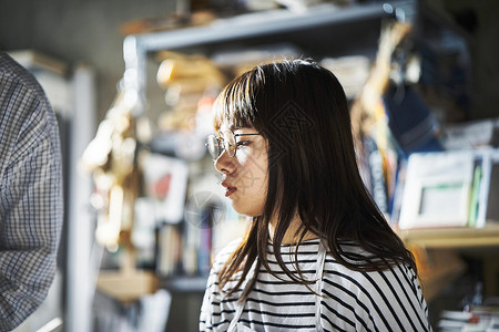 装订书本的年轻女孩背景图片