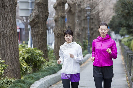 在跑步之前热身的两个女人图片