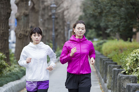 日常事务跑步的女孩背景