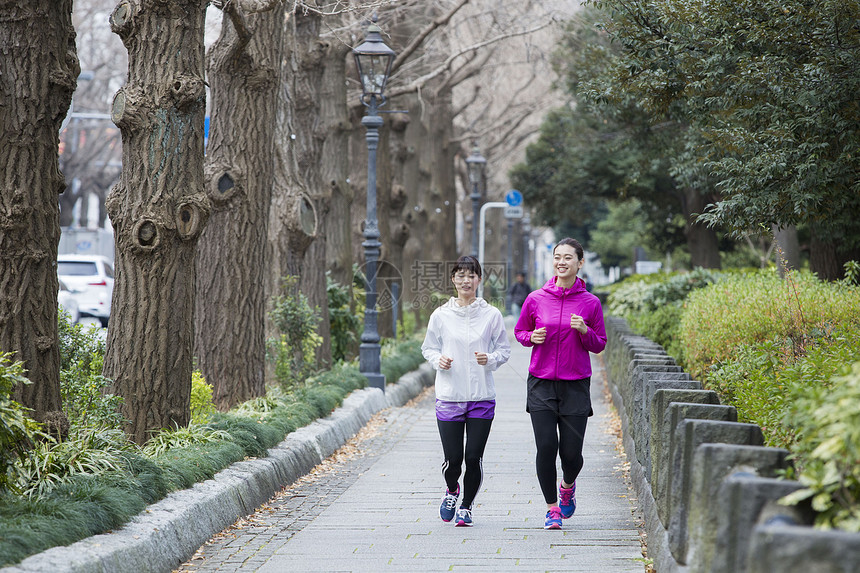  跑步的女孩图片