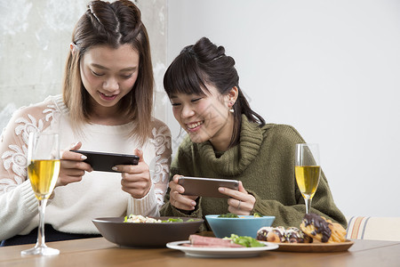 女孩子聚餐拍照图片