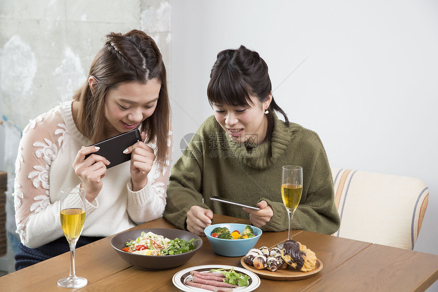 女孩子聚餐拍照图片