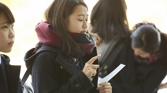 考出好成绩手拿成绩单查询成绩的女学生背景