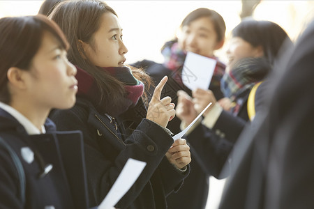 对比成绩信息的女学生图片