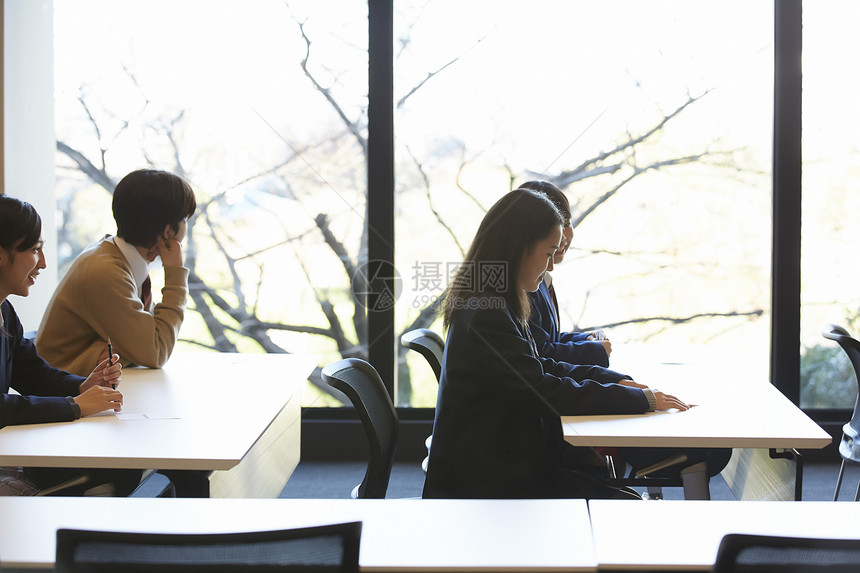 参加升学考试的学生图片