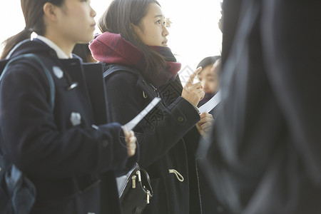 成绩发表现场紧张的学生图片