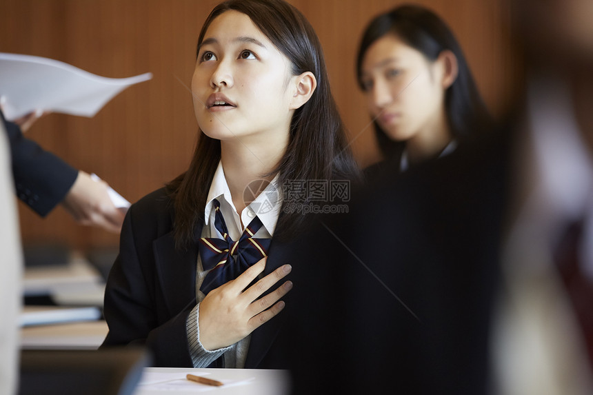 坐在考场上紧张的女孩图片