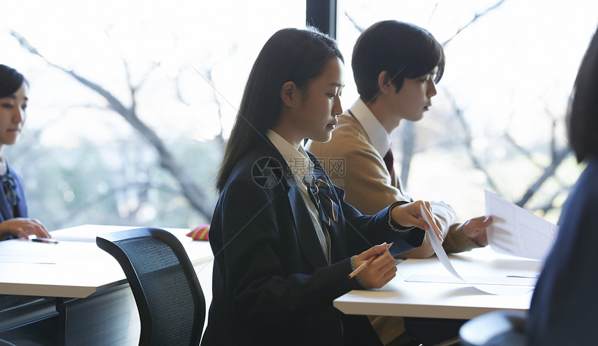 拿到试卷开始考试的学生们图片