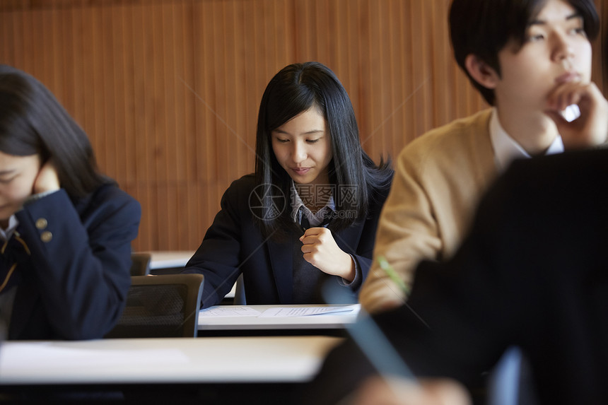 穿着制服的学生参加考试场地考试图片