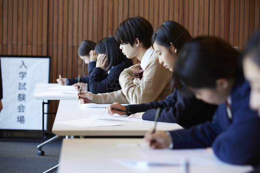 参加考试的学生们图片