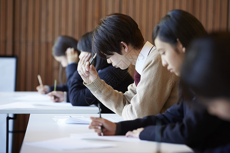 在考场认真考试的学生图片