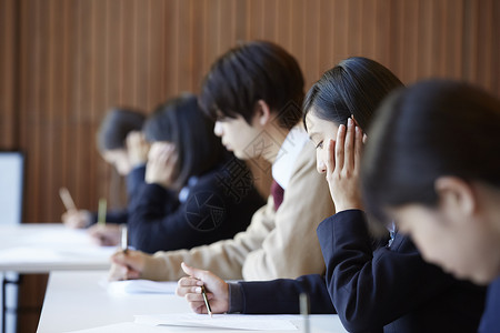 在考场认真考试的学生图片