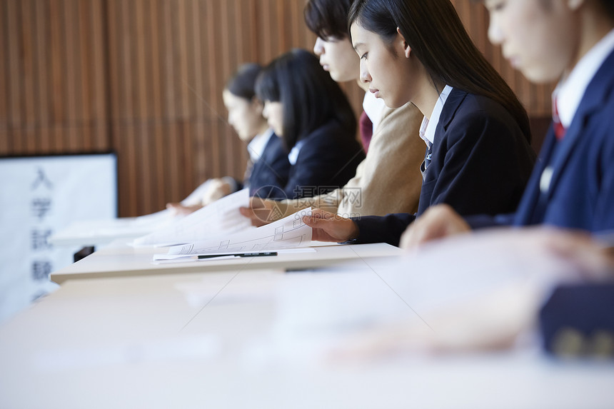 在考场认真考试的学生图片