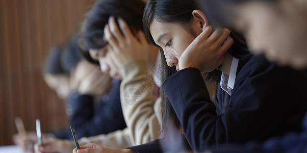 在考场认真考试的学生图片