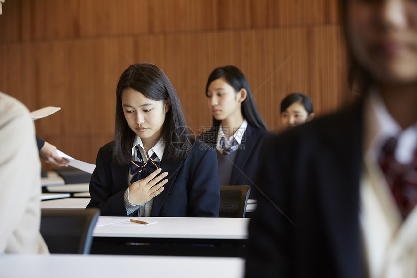 在考场认真考试的学生图片