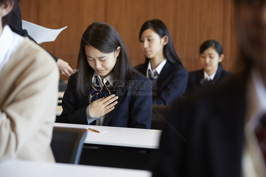 在考场认真考试的学生图片