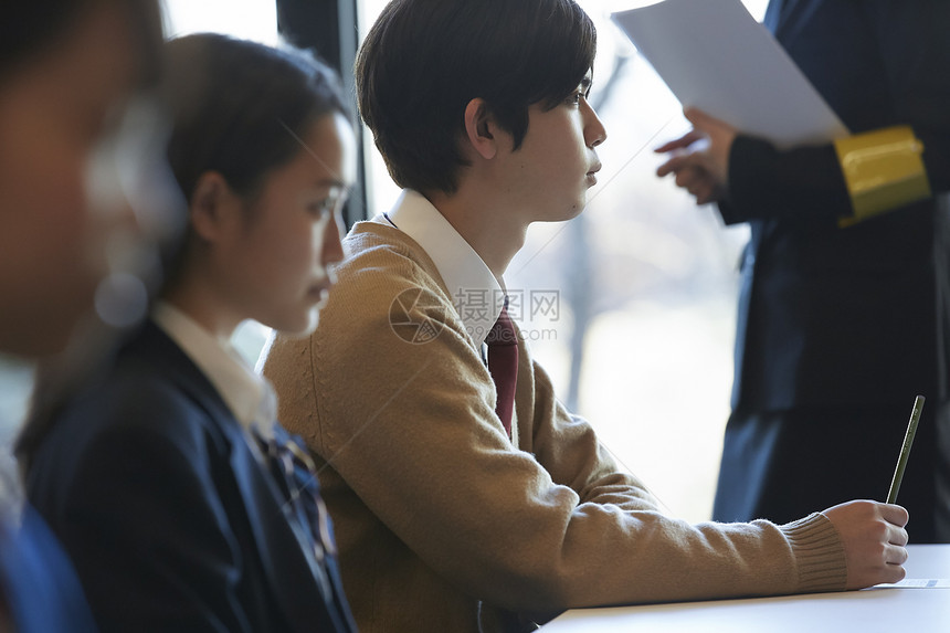 在考场认真考试的学生图片