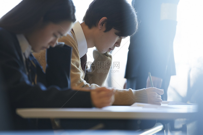 在考场认真考试的学生图片