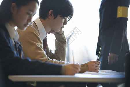 在考场认真答题的学生图片