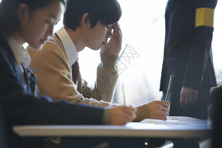 在考场认真答题的学生图片