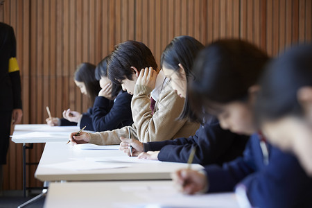 在考场认真答题的学生图片