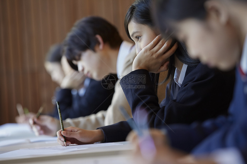 在考场认真答题的学生图片