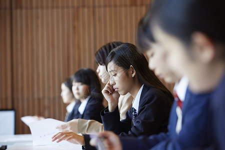 正在考场中考试的学生图片