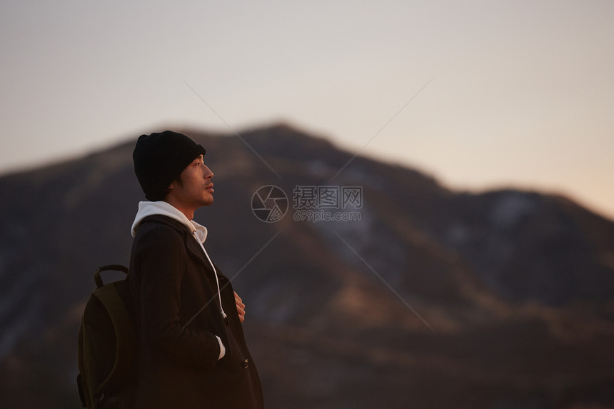 在旅行的男孩子形象图片