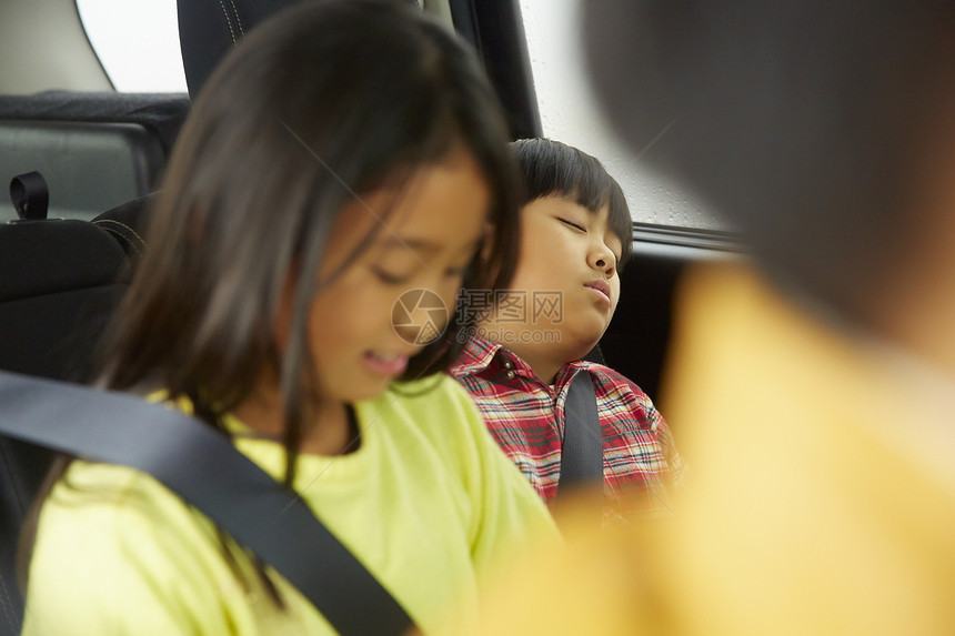 小孩乐趣交通工具在家庭驱动器上贪睡图片